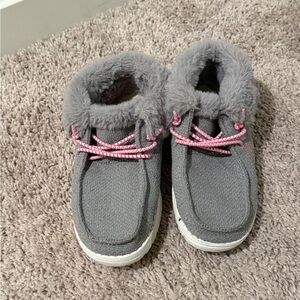 Girls gray fuzzy Hey Dudes